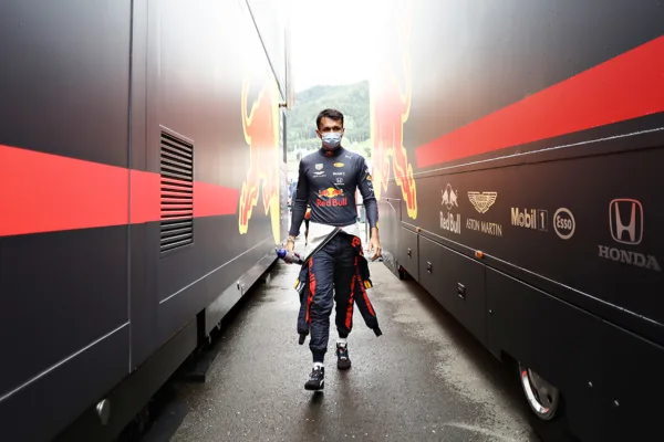 FOR SOCIAL20 Alex albon points blame hamilton