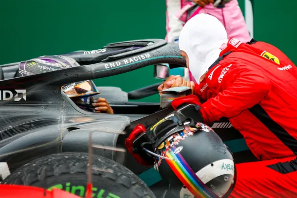 FOR SOCIAL20 Vettel happy to bear witness to hamilton