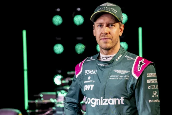 FOR Social20 Vettel Pottential Aston Martin