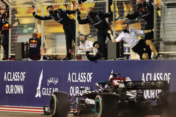 FOR SOCIAL21 bahrain gp hamilton holds off verstappen to claim thrilling win