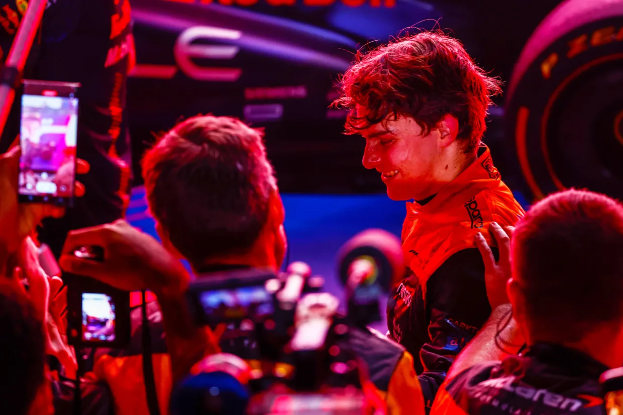 FOR HEADERS23 verstappen takes title in qatar as piastri stars again 1